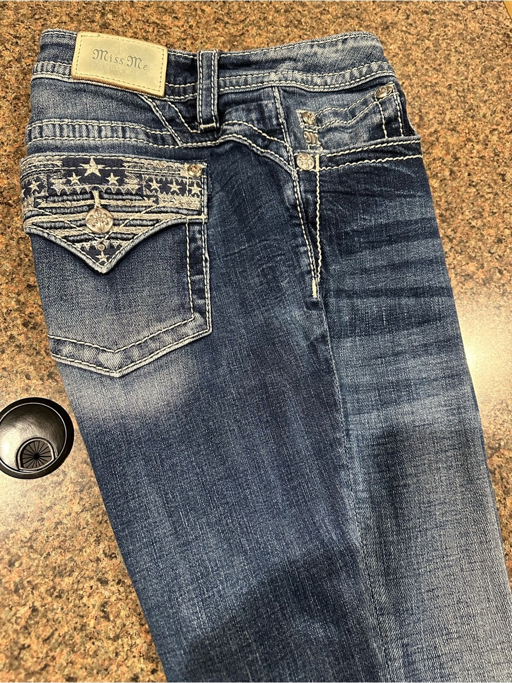 Miss Me Women's light / medium Wash Straight Jeans with Embroidered Pocket